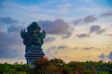 Bir arka plan olarak mavi gökyüzü ile Bali dönüm noktası olarak Garuda heykelinin Resmi. Hindu dininin Bali geleneksel sembolü