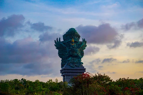 Bild av Garuda staty som Bali landmärke med blå himmel som bakgrund. Balinesisk traditionell symbol för hinduisk religion — Stockfoto