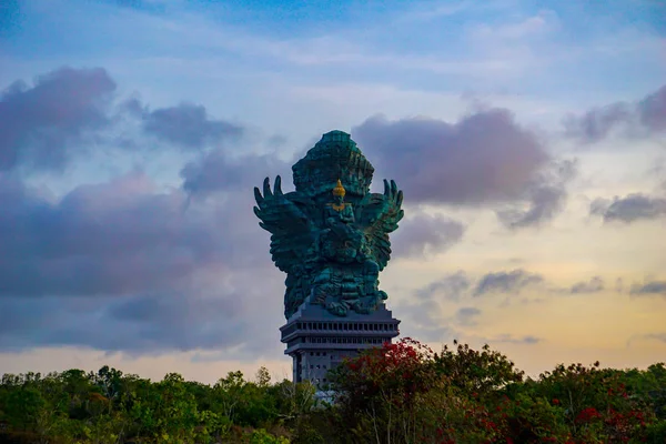 Bir arka plan olarak mavi gökyüzü ile Bali dönüm noktası olarak Garuda heykelinin Resmi. Hindu dininin Bali geleneksel sembolü