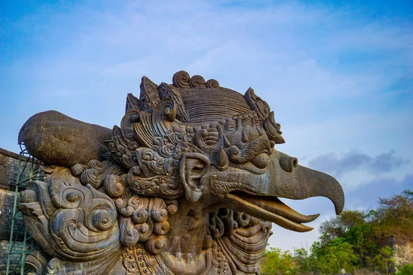 Garuda onverschunted Hindu Mythic Bird image in GWK Culture Park, Bali — Stockfoto