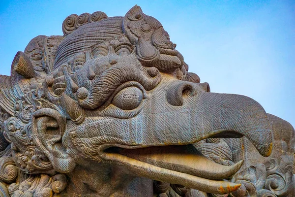 Garuda onverschunted Hindu Mythic Bird image in GWK Culture Park, Bali — Stockfoto