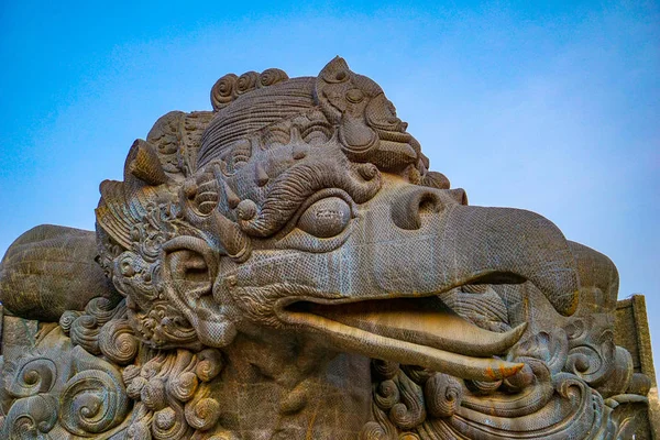 Garuda onverschunted Hindu Mythic Bird image in GWK Culture Park, Bali — Stockfoto