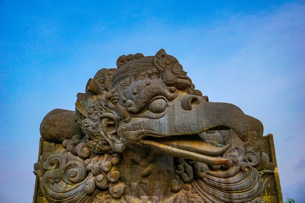 Garuda onverschunted Hindu Mythic Bird image in GWK Culture Park, Bali — Stockfoto