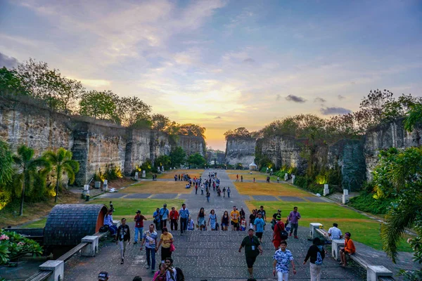 İnsanlar Garuda Wisnu Kencana Kültür Parkı'nda gerekçesiyle yürüyüş - Bali