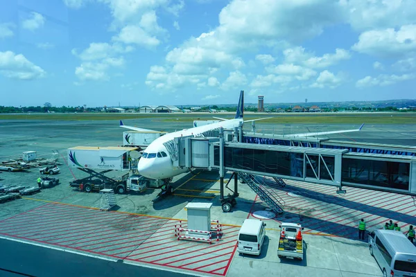 Singapore Airlines Flug wird mittags für den nächsten Flug beladen — Stockfoto