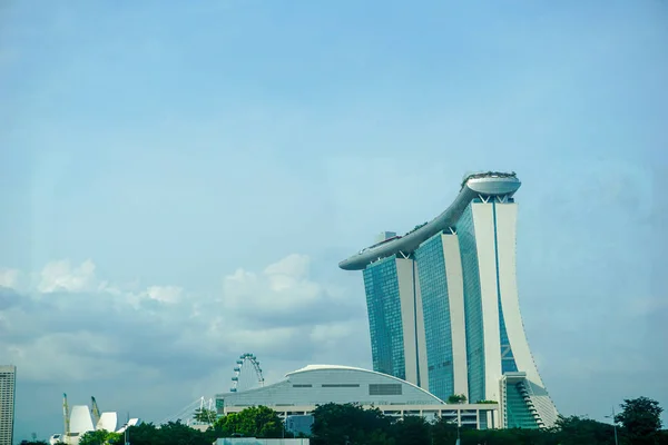 Singapurské cityje za soumraku a budování obchodu kolem zálivu Marina — Stock fotografie