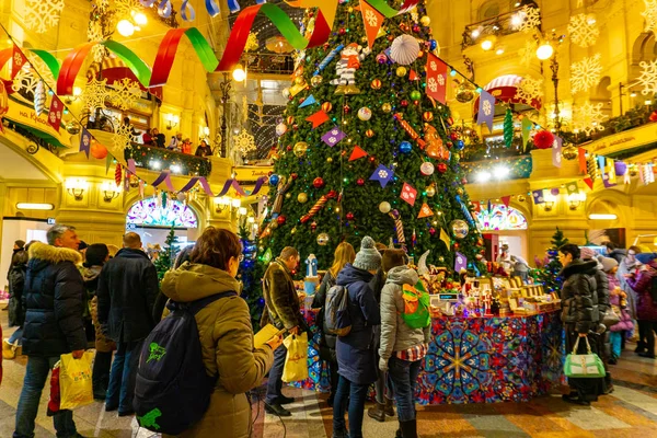 Moskova şehir merkezinde Kızıl Meydan'da Noel pazarında Insanlar, Noel için Dekore edilmiş ve ışıklı Kızıl Meydan