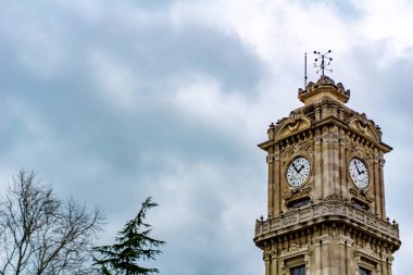 İstanbul - 4 Temmuz: Saat Kulesi istanbul'da 4 Temmuz 2014 tarihinde Dolmabahçe Sarayı bölgesinde.