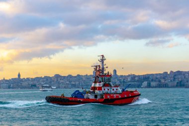 İstanbul'da denizde hareket eden kırmızı pilot gemisi, Türkiye, 30.12.2018