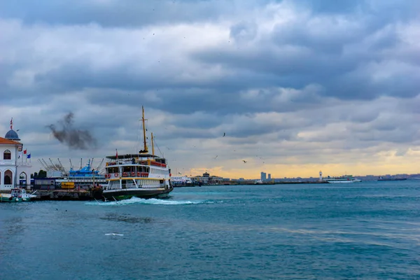 Estación de ferry y barco de vapor en Kadikoy, Estambul, 12 de julio de 2018 — Foto de Stock