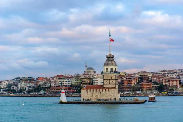 Torre das donzelas no lado asiático de Istambul tempo nublado — Fotografia de Stock