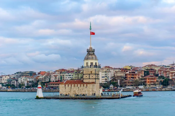 Torre de doncellas en el lado asiático de Estambul tiempo nublado — Foto de Stock