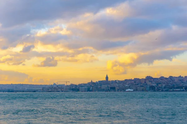 Silhouette von Istanbul bei Sonnenuntergang, Türkei. — Stockfoto