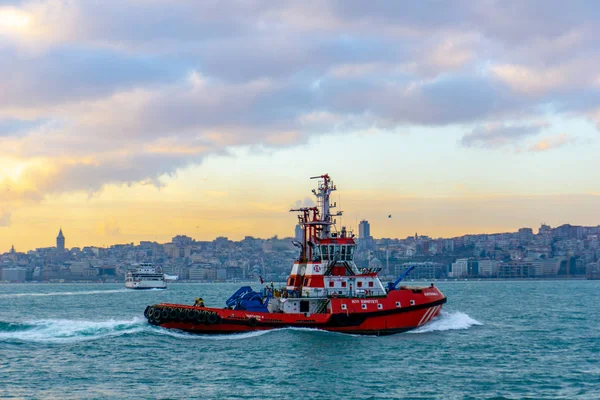Buque piloto rojo en movimiento en el mar en Estambul, Turquía, 30.12.2018 — Foto de Stock