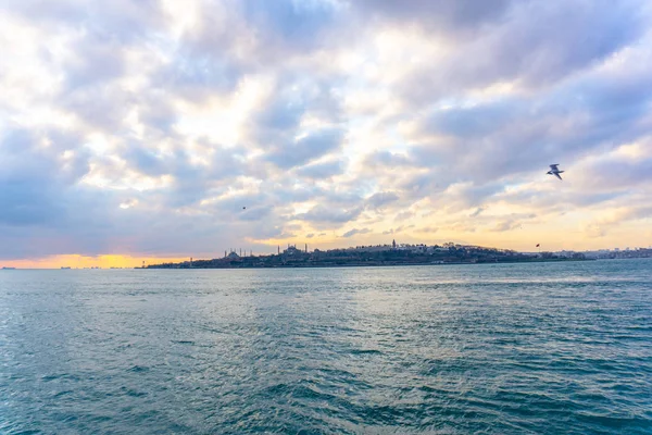 Silhouette von Istanbul bei Sonnenuntergang, Türkei. — Stockfoto