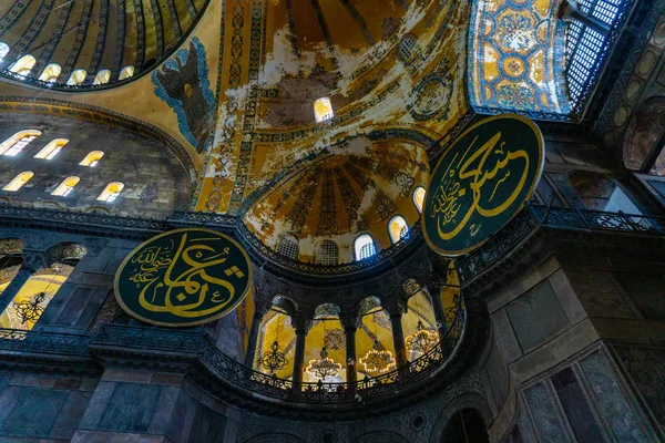 Starověká Hagia Sophia nebo Aya Sofya je nejvyšší památky Istanbulu. Vinobraní interiér Hagia Sophia — Stock fotografie