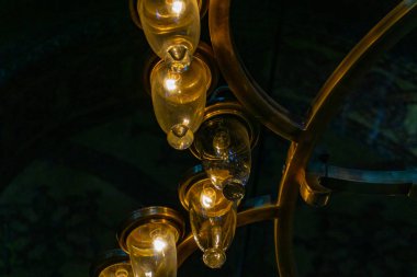 Bir cami içinde eski lambalar