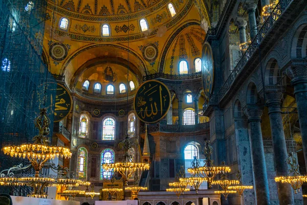 Starověká Hagia Sophia nebo Aya Sofya je nejvyšší památky Istanbulu. Vinobraní interiér Hagia Sophia — Stock fotografie