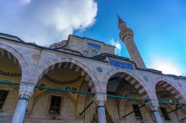 Bir cami ve mavi gökyüzü