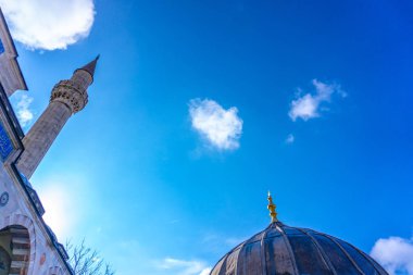 Bir cami ve mavi gökyüzü