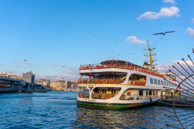 Galata köprüsü ve yaz gecesi uçan martılar yakın Feribot