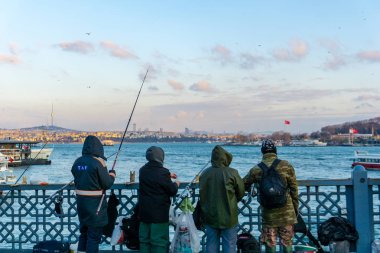 Balıkçılar Galata Köprüsü'nde, insanlar yaz aylarında Galata köprüsünde yürüyor, İstanbul,Türkiye,12.01.2019