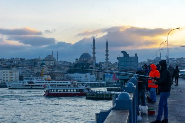 Balıkçılar Galata Köprüsü'nde, insanlar yaz aylarında Galata köprüsünde yürüyor, İstanbul,Türkiye,12.01.2019