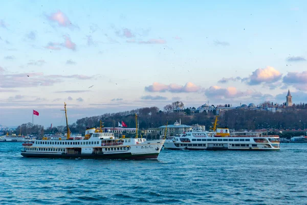 O ferry de passageiros vai no Corno Dourado, uma importante via navegável urbana e a entrada primária de Bósforo em Istambul — Fotografia de Stock