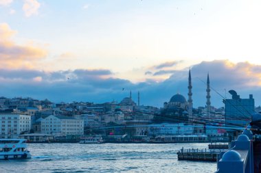 Balıkçılar Galata Köprüsü'nde, insanlar yaz aylarında Galata köprüsünde yürüyor, İstanbul,Türkiye,12.01.2019