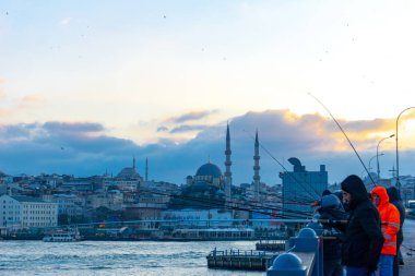 Balıkçılar Galata Köprüsü'nde, insanlar yaz aylarında Galata köprüsünde yürüyor, İstanbul,Türkiye,12.01.2019
