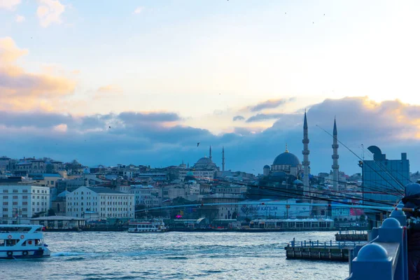 Los pescadores están en el puente de Galata, y la gente camina en el puente de Galata en verano, Estambul, Turquía, 12.01.2019 — Foto de Stock