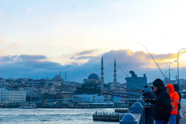 Los pescadores están en el puente de Galata, y la gente camina en el puente de Galata en verano, Estambul, Turquía, 12.01.2019 — Foto de Stock