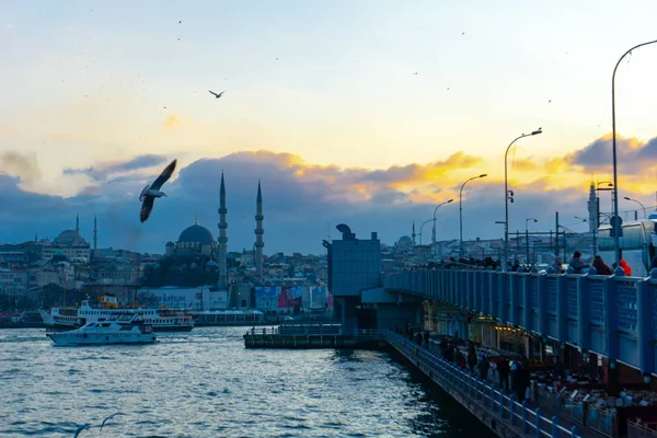 Passagierfähre fährt über das Goldene Horn, eine wichtige städtische Wasserstraße und die wichtigste Einmündung des Bosporus in Istanbul — Stockfoto