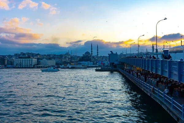 I pescatori sono sul ponte di Galata e le persone camminano sul ponte di Galata in estate, Istanbul, Turchia, 12.01.2019 — Foto Stock