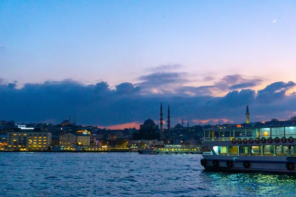 Traghetto passeggeri va sul Corno d'Oro, una grande via d'acqua urbana e la principale insenatura del Bosforo di Istanbul — Foto Stock