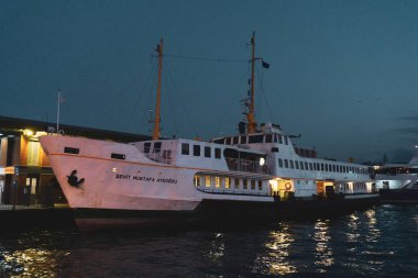 İstanbul, İstanbul, İstanbul'da Galata rıhtımına yanaşma gemisi