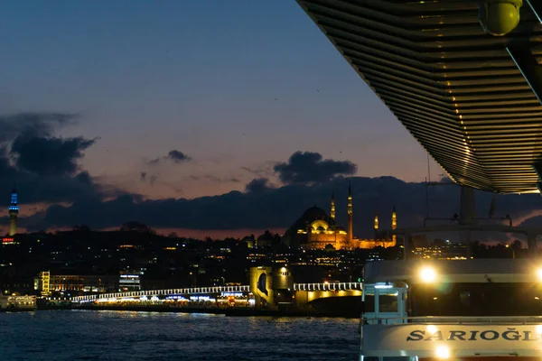Navio de cruzeiro atracando no cais de Galata em Bosporus, Istambul, Turquia — Fotografia de Stock