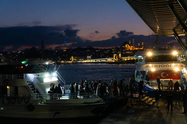 Круизное судно, причаливающее к пирсу Галата, и люди, сошедшие с корабля после работы на Босфоре, Стамбул, Турция — стоковое фото