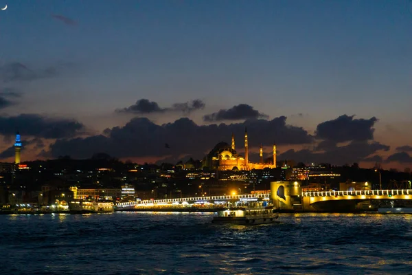 El ferry de pasajeros va en el Cuerno de Oro, una importante vía navegable urbana y la entrada principal del Bósforo en Estambul — Foto de Stock