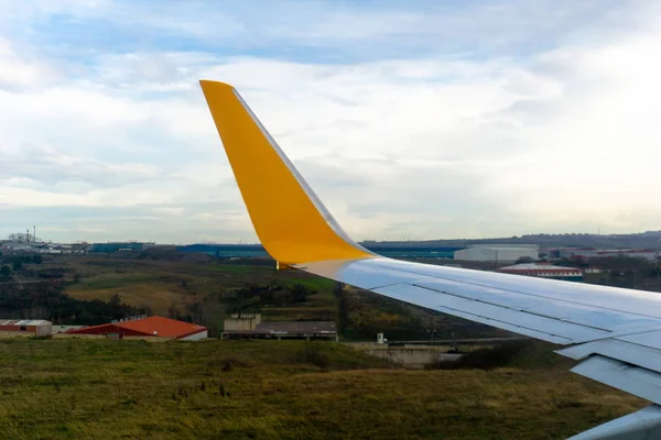 Gurító repülőgép ablakán keresztül látható zöld füves terület — Stock Fotó