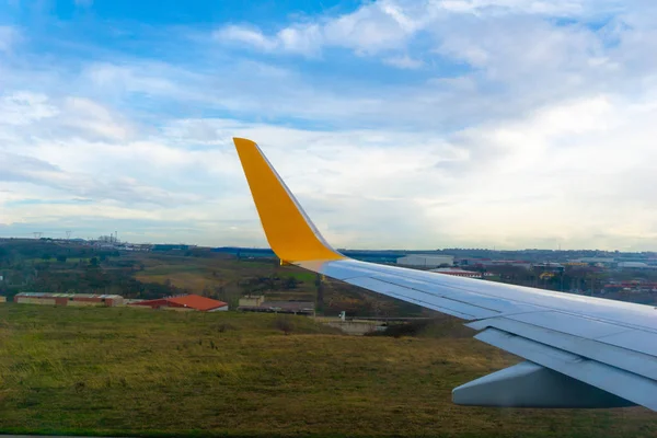 Pastizales verdes vistos a través de la ventana de un avión rodante — Foto de Stock