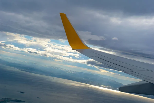 航空機の窓から見た青空と雲の航空写真、窓から飛行機の翼. — ストック写真