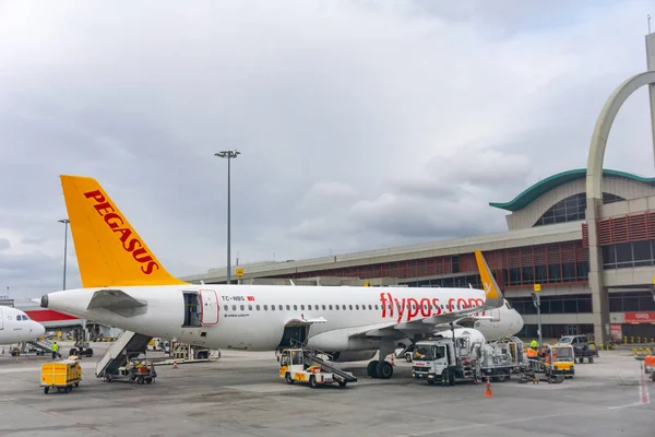 Flugzeug der Pegasus Airlines auf dem internationalen Flughafen Istanbul sabiha gokcen am frühen Morgen — Stockfoto