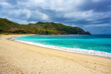 Beyaz kum ile en iyi plajda güzel sahne, tropik ada Lombok okyanus koyun Mawun, hiçbir kişi ile tropik plaj