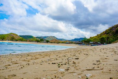 Beyaz kum ile en iyi plajda güzel sahne, tropik ada Lombok okyanus koyun Mawun, hiçbir kişi ile tropik plaj