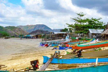 Renkli tekneler ile en iyi plajda güzel sahne, ada Lombok okyanus koyu Mawun, hiçbir kişi ile tropik plaj