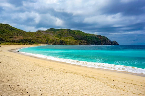 Beyaz kum ile en iyi plajda güzel sahne, tropik ada Lombok okyanus koyun Mawun, hiçbir kişi ile tropik plaj