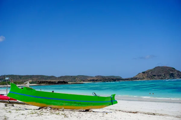 Kuta Pantai Tanjung Aan Beach yeşil bir tekne, Lombok, Endonezya