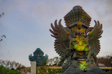 Bir arka plan olarak mavi gökyüzü ile Bali dönüm noktası olarak Garuda heykelinin Resmi. Hindu dininin Bali geleneksel sembolü