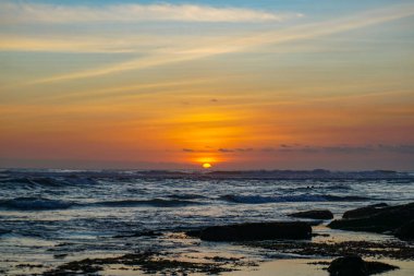 Bali Endonezya Tanah Lot Tapınağı yakınlarındaki plajdan gün batımı görünümü